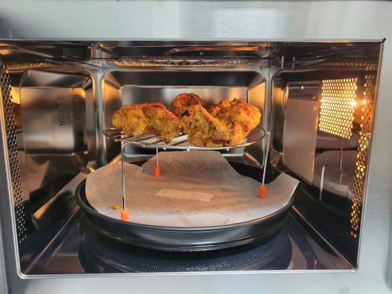 28일 취재진이 SK매직 멀티 플렉스 광파오븐에 냉동 치킨을 넣고 있다.ⓒNews1 신윤하 기자.