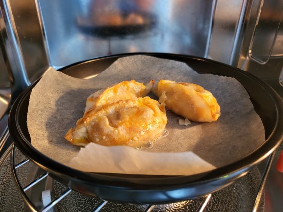 28일 SK매직 멀티 플렉스 광파오븐으로 조리한 냉동만두. ⓒNews1 신윤하 기자.