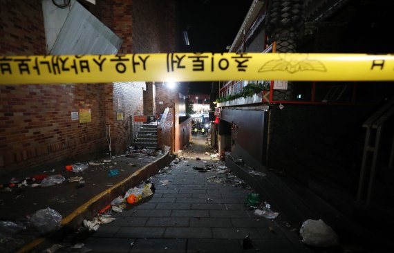 [서울=뉴시스] 김진아 기자 = 지난 29일 밤 서울 용산구 이태원 일대에서 대규모 압사사고가 발생했다. 사진은 30일 새벽 사고현장. 30일 오전 2시40분 기준 이태원 핼러윈 압사 사고와 관련해 120명이 사망한 것으로 확인됐다. 부상자는 100명으로 사망자는 더 늘 것으로 보인다. 2022.10.30. bluesoda@newsis.com