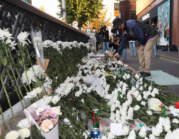 31일 오전 서울 용산구 이태원 압사 참사 현장 인근인 이태원역 1번출구 앞 희생자 추모공간에서 한 시민이 헌화하고 있다. /사진=뉴시스