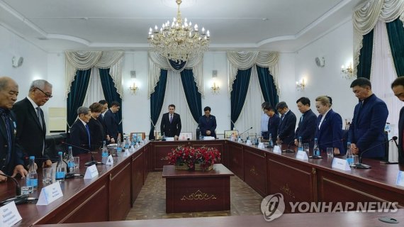 카자흐에서 이태원 참사 희생자들을 위한 애도의 묵념 카자흐에서 이태원 참사 희생자들을 위한 애도의 묵념 (알마티=연합뉴스) 김상욱 통신원 = 봉오동·청산리 대첩의 영웅이자 고려인들의 정신적 지주인 홍범도 장군의 순국 제78주기 추모식이 지난 30일(현지시간) 장군이 묻혀 있던 카자흐스탄 크즐오르다 현지에서 거행됐다. 사진은 이날 행사 후 크즐오르다 주지사 주최로 열린 간담회에서 양국의 참석자들이 이태원 참사 희생자들을 위한 애도의 묵념을 하는 모습. 2022.10.31 almatykim67@yna.co.kr (끝)