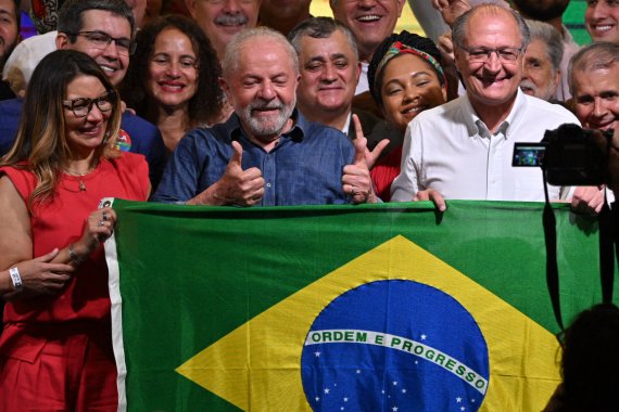 브라질 대선 후보로 나섰던 루이스 이나시오 룰라 다 시우바(가운데)가 10월 30일(현지시간) 대선 결선 투표에서 승리한 직후 브라질 상파울루에서 엄지를 치켜들며 환호하고 있다.AFP연합뉴스