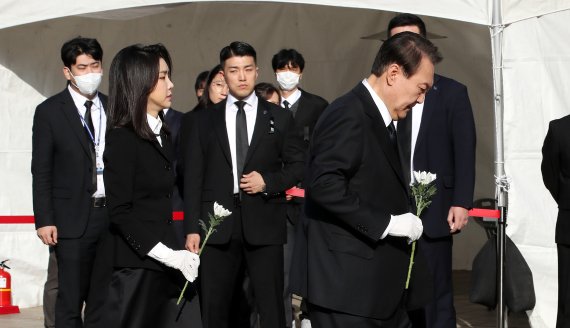 윤석열 대통령과 김건희 여사가 31일 오전 서울광장에 마련된 이태원 사고 사망자 합동분향소를 찾아 조문하고 있다. 2022.10.31/뉴스1 ⓒ News1 박지혜 기자
