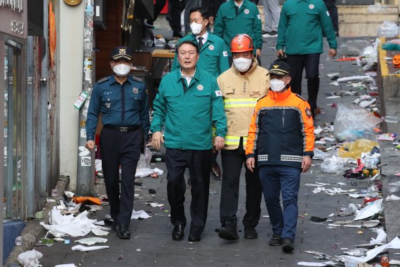 윤석열 대통령이 30일 오전 서울 용산구 이태원 핼러윈 압사사고 현장을 찾아 소방과 경찰의 설명을 들으며 살펴보고 있다. 2022.10.30/뉴스1 ⓒ News1 임세영 기자