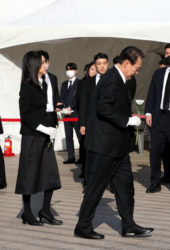 윤석열 대통령과 김건희 여사가 31일 오전 서울광장에 마련된 이태원 사고 사망자 합동분향소를 찾아 조문하고 있다. 2022.10.31/뉴스1 ⓒ News1 박지혜 기자