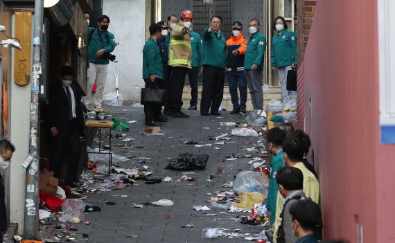 윤석열 대통령이 30일 오전 서울 용산구 이태원 핼러윈 압사사고 현장을 찾아 소방과 경찰의 설명을 들으며 살펴보고 있다. 2022.10.30/뉴스1 ⓒ News1 임세영 기자