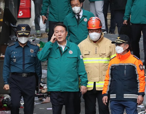 윤석열 대통령이 30일 오전 서울 용산구 이태원 핼러윈 압사사고 현장을 찾아 소방과 경찰의 설명을 들으며 살펴보고 있다. 2022.10.30/뉴스1 ⓒ News1 임세영 기자