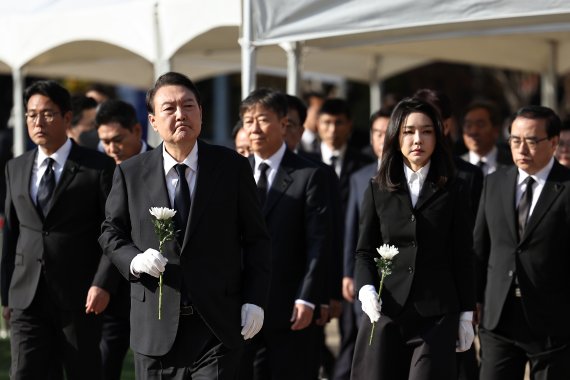 윤석열 대통령과 김건희 여사가 31일 오전 서울광장에 마련된 이태원 사고 사망자 합동분향소를 찾아 헌화를 위해 이동하고 있다. (대통령실 제공) 2022.10.31/뉴스1 ⓒ News1 오대일 기자