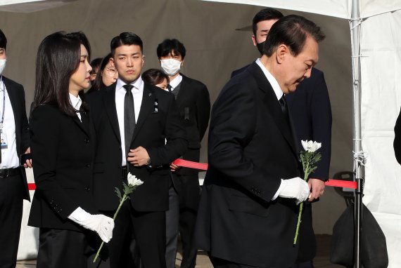 윤석열 대통령과 김건희 여사가 31일 오전 서울광장에 마련된 이태원 사고 사망자 합동분향소를 찾아 조문하고 있다. 2022.10.31/뉴스1 ⓒ News1 박지혜 기자