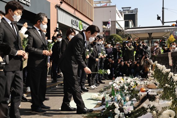 더불어민주당 이재명 대표와 당 지도부가 10월 31일 오전 서울 용산구 이태원역 1번 출구에 마련된 희생자 추모 공간을 찾아 헌화하고 있다. 2022.10.31 [공동취재] 연합뉴스