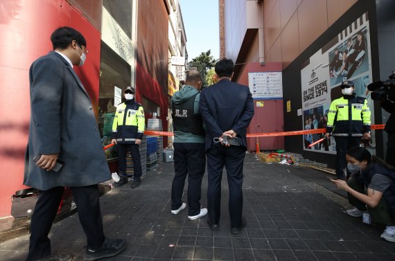 [서울=뉴시스] 조수정 기자 = 31일 오전 서울 용산구 이태원 압사 참사 현장에서 경찰이 현장을 확인하고 있다. 2022.10.31. chocrystal@newsis.com