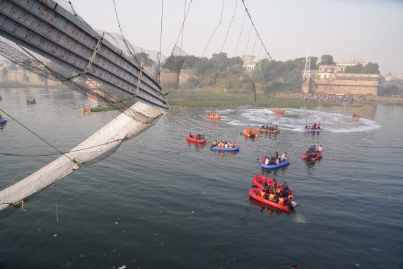 인도 현수교 붕괴 사망자 132명, 축제 인파 몰려 참사