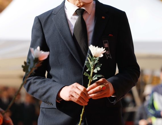 [서울=뉴시스] 최동준 기자 = 31일 서울 중구 서울광장에 마련된 이태원 사고 사망자 합동분향소를 찾은 한 시민이 이태원 참사 희생자들을 조문하고 있다. (공동취재사진) 2022.10.31. photo@newsis.com