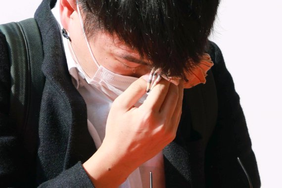 [서울=뉴시스] 최동준 기자 = 31일 서울 중구 서울광장에 마련된 이태원 사고 사망자 합동분향소를 찾은 한 시민이 이태원 참사 희생자 조문을 마치고 오열하고 있다. (공동취재사진) 2022.10.31. photo@newsis.com