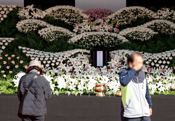 [서울=뉴시스] 최동준 기자 = 31일 서울 중구 서울광장에 마련된 이태원 참사 사망자 합동분향소를 찾은 시민들이 헌화를 하고 있다. (공동취재사진) 2022.10.31. photo@newsis.com