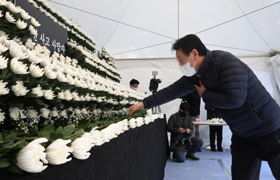 [서울=뉴시스] 김금보 기자 = 31일 서울 용산구 녹사평역 광장에 마련된 이태원 사고 사망자 합동분향소에서 시민들이 헌화하고 있다. (공동취재사진) 2022.10.31. photo@newsis.com