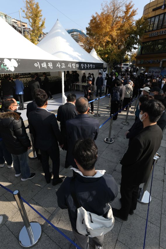 [서울=뉴시스] 김금보 기자 = 31일 오전 서울 용산구 녹사평역광장에 마련된 이태원 사고 사망자 합동분향소를 찾은 시민들이 조문하기 위해 대기하고 있다. (공동취재사진) 2022.10.31. photo@newsis.com