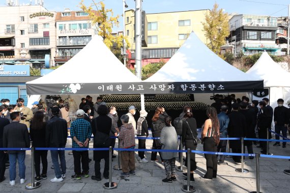 [서울=뉴시스] 김금보 기자 = 31일 오전 서울 용산구 녹사평역광장에 마련된 이태원 사고 사망자 합동분향소를 찾은 시민들이 조문하기 위해 대기하고 있다. (공동취재사진) 2022.10.31. photo@newsis.com