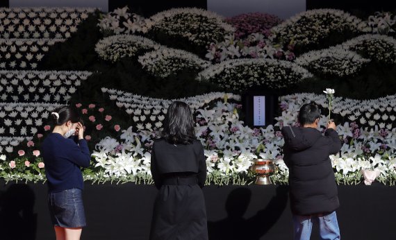 [서울=뉴시스] 최동준 기자 = 31일 서울 중구 서울광장에 마련된 이태원 사고 사망자 합동 분향소에서 시민들이 조문하고 있다. 2022.10.31. photocdj@newsis.com