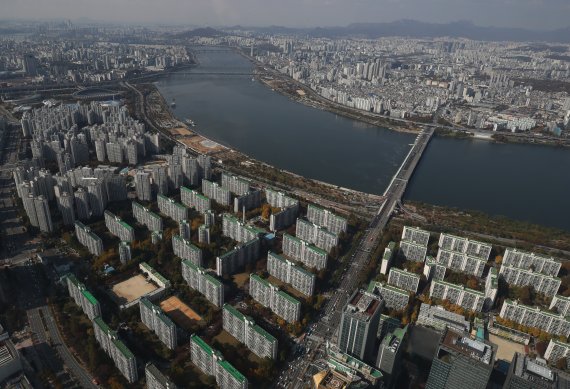 서울 송파구 롯데월드타워 전망대 서울스카이에서 바라본 아파트 단지 모습. 뉴스1