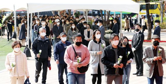 31일 서울 중구 서울광장에 마련된 이태원 사고 사망자 합동분향소에서 시민들이 추모하고 있다. 사진=박범준 기자