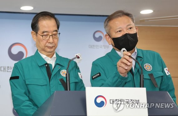 '이태원 압사 참사' 브리핑에서 답하는 이상민 장관 '이태원 압사 참사' 브리핑에서 답하는 이상민 장관 (서울=연합뉴스) 김승두 기자 = 30일 정부서울청사 브리핑실에서 열린 '이태원 압사 참사'와 관련, 관계 부처 장관들의 브리핑에서 이상민 행정안전부 장관(오른쪽)이 질문에 답하고 있다. 2022.10.31 kimsdoo@yna.co.kr (끝)