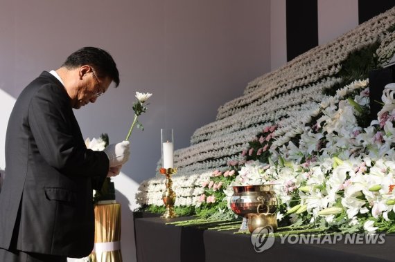 국민의힘 정진석 비상대책위원장이 10월 31일 서울시청 광장에 마련된 정부합동분향소를 방문해 헌화하고 있다. 연합뉴스