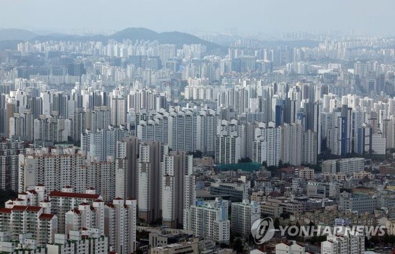 '윤석열 정부의 주택공급대책은?' (서울=연합뉴스) 이지은 기자 = 정부가 국민의 주거안정을 위해 앞으로 5년간 전국에 270만호의 주택을 공급한다. 이를 위해 재건축·재개발 규제가 완화되고 각종 인센티브를 주는 민간도심복합사업 유형이 신설되며 도시계획의 규제를 받지 않는 도시혁신계획구역 도입이 검토된다. 또 수도권 등 직주근접지에 신규택지가 지속적으로 조성되고 무주택 서민에게는 시세의 70% 이하의 가격에 청년원가주택과 역세권 첫 집이 분양된다. 사진은 윤석열 정부가 첫 주택공급대책을 발표한 16일 서울 여의도 스퀘어에서 바라본 