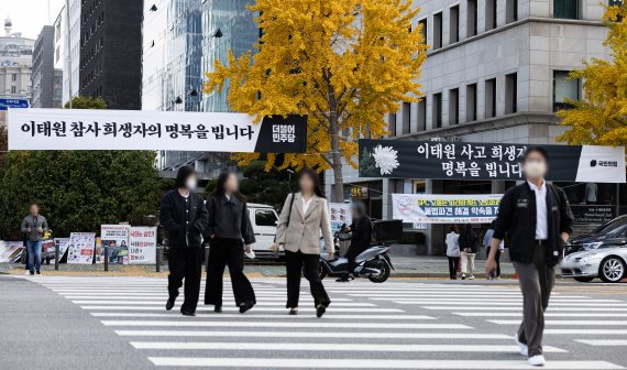 31일 오후 서울 여의도 국회 앞 도로에 국민의힘과 더불어민주당의 ‘이태원 참사 희생자 추모’ 현수막이 게시돼 있다. 2022.10.31/뉴스1 /