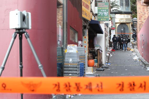 이태원 참사를 수사 중인 서울경찰청 수사본부와 국립과학수사연구원들이 지난달 31일 서울 용산구 이태원 압사 참사 현장을 합동감식하고 있다. 사진=서동일 기자