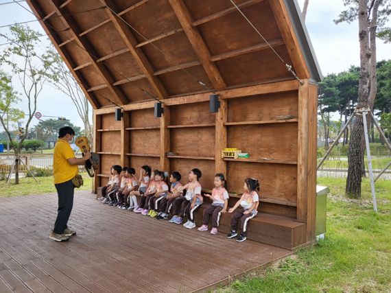 충청남도 어린이인성학습원 '내포 자연놀이뜰'에서 체험학습이 진행 중이다.