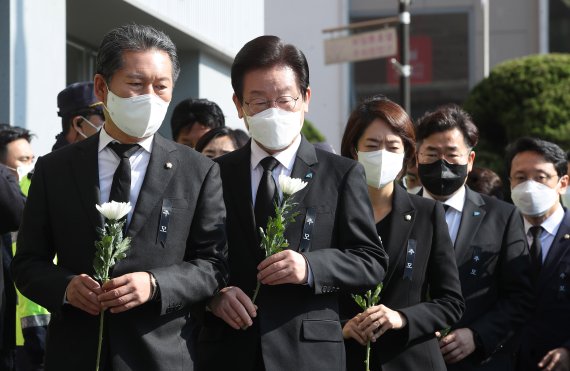 이재명 더불어민주당 대표와 당 지도부가 31일 오전 서울 용산구 이태원역 1번 출구에 마련된 희생자 추모 공간을 찾아 헌화하고 있다. (공동취재사진) 뉴시스