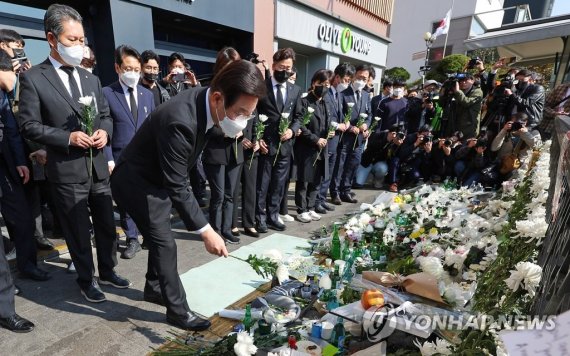 더불어민주당 이재명 대표와 당직자들이 31일 오전 서울 용산구 지하철 6호선 이태원역 1번 출구 앞에 마련된 '핼러윈 인파' 압사 사고 희생자 추모 공간을 찾아 헌화하고 있다.