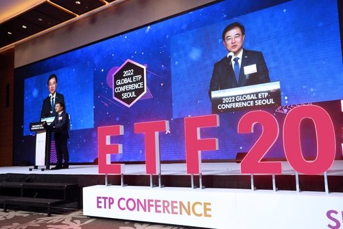 손병두 한국거래소 이사장이 지난 10월 31일 상장지수펀드(ETF) 시장 개설 20주년을 기념하고자 여의도 콘래드호텔에서 열린 '2022 글로벌 ETP 컨퍼런스 서울'에서 개회사를 하고 있다. 한국거래소 제공