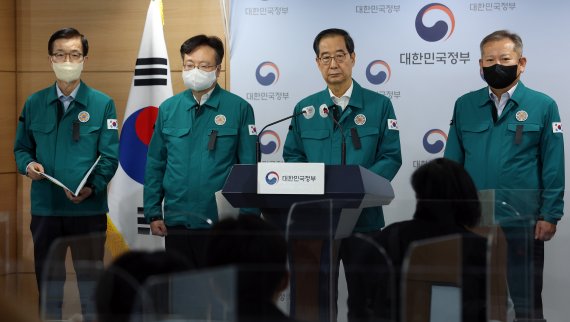 한덕수 국무총리(왼쪽에서 세 번째)가 30일 오전 서울 종로구 세종대로 정부서울청사에서 애도를 표하는 검은 리본을 패용한 채 이태원 참사 관련 정부의 대응방안을 브리핑하고 있다. 왼쪽부터 방문규 국무조정실장, 조규홍 보건복지부 장관, 한 총리, 이상민 행정안전부 장관. 2022.10.30/뉴스1 ⓒ News1 이동해 기자