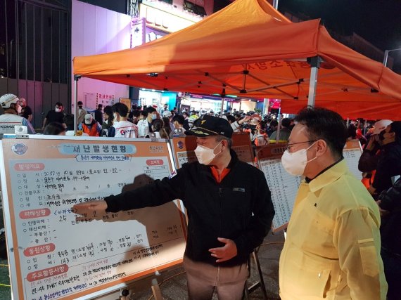 조규홍 보건복지부 장관이 30일 새벽 서울 용산구 이태원 압사사고 현장에 마련된 현장응급의료소를 찾아 환자의 중증도 분류와 이송병원 선정 및 환자 이송 등 현장응급의료 진행 상황을 확인하고 있다. 현재 보건복지부는 중앙응급의료상황실(중앙응급의료센터)을 통한 현장 의료지원 중에 있으며, 30일 오전 2시 40분경 현재 서울·경기 내 14개 재난거점병원 전체 14개병원에서 총 15개 재난의료지원팀(DMAT), 서울·경기응급의료지원센터가 출동했다. (보건복지부 제공) 2022.10.30/뉴스1