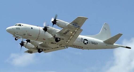 우리 해군도 운영하는 P-3C 오라이언 기종. 미 해군이 적 잠수함의 위치를 파악하고 추적하기 위해 설계한 4엔진 터보프롭 항공기다. 최근 육지 및 해상 지상 지상 감시가 가능하도록 수정됐다. 현재 미국이 150기·일본이 80기·대한민국이 16기(P-3CK)·대만이 12기 등을 운영하고 있는 것으로 알려졌다. ⦁최대 체공시간 16시간 ⦁최대속도 761km/h, 작전반경 3835km ⦁승무원 : 조종사 3명, 비행사 2명, 비행 엔지니어 2명, 센서 오퍼레이터 3명, 기내 기술자 1명이 탑승해 임무를 수행할 수 있다.(자료사진) 해군