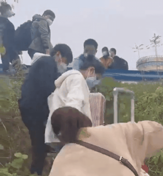 스티븐 맥도넬 BBC 중국 특파원이 중국 정저우 폭스콘 공장 근로자들이 탈출 중인 모습으로 보이는 영상을 공유했다. 코로나19 폐쇄 조치에 반발한 것으로 추정된다.출처=트위터