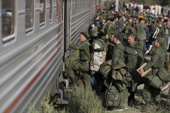블라디미르 푸틴 러시아 대통령의 부분 동원령에 따라 징집된 예비군들이 지난 9월 29일(현지시간) 러시아 볼고그라드에서 기차에 오르고 있다. 사진=AP 뉴시스