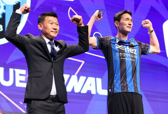 28일 서울 마포구 누리꿈스퀘어에서 열린 ‘하나원큐 K리그1 2022 파이널라운드 미디어데이’에 앞서 파이널A에 진출한 인천 조성환 감독과 오반석이 포즈를 취하고 있다. 2022.9.28/뉴스1 ⓒ News1 이동해 기자