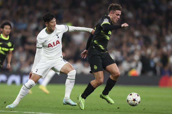 [런던=AP/뉴시스] 토트넘 홋스퍼의 손흥민이 26일(현지시간) 영국 런던의 토트넘 홋스퍼 스타디움에서 열린 2022-23 유럽축구연맹(UEFA) 챔피언스리그 조별리그 D조 5차전 스포르팅과의 경기 중 공을 다투고 있다. 풀타임을 소화한 손흥민은 공격 포인트를 올리지 못했고 토트넘은 1-1 무승부를 거두며 조 선두를 유지했지만 16강 진출을 확정하진 못했다. 2022.10.27.