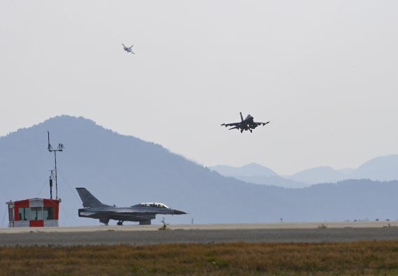 한미 공군, 연합공중훈련 '비질런트 스톰' 실시 (서울=연합뉴스) 한미 공군이 지난달 31일부터 오는 4일까지 대규모 연합공중훈련 '비질런트 스톰(Vigilant Storm)' 훈련을 하고 있다고 1일 밝혔다. 사진은 '비질런트 스톰' 훈련에 참가한 한국 공군 KF-16 전투기가 군산기지에서 이륙을 위해 활주로 진입을 기다리고 있는 가운데, 그 위로 미군 F-16 전투기가 착륙하는 모습. 2022.11.1 [공군 제공. 재판매 및 DB 금지] photo@yna.co.kr (끝)