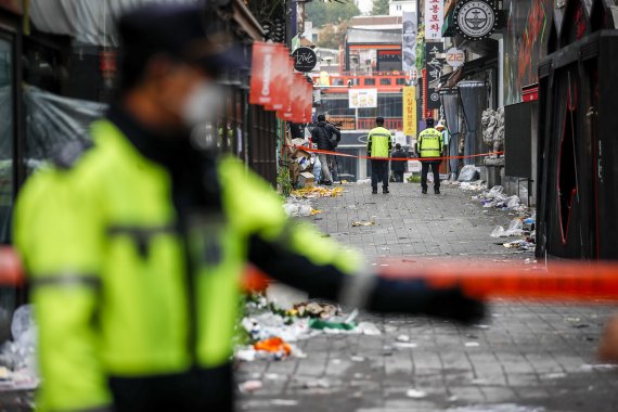 1일 오전 서울 용산구 이태원 압사 사고 현장에 사상자들과 핼러윈 축제 참가자들이 남긴 각종 물품들이 어지럽게 널브러져 있다. /뉴시스