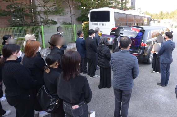 이태원 참사로 숨진 A양(19·여)의 발인식이 엄수된 1일 오전 전남 장성군의 한 장례식장에서 유가족과 지인들이 그를 추모하고 있다. A양은 지난 6월부터 서울 강남의 한 미용실에 근무했으며, 직장 동료 7명과 이태원을 찾았다가 참변을 당했다. 2022.11.1/뉴스1 ⓒ News1 이승현 기자