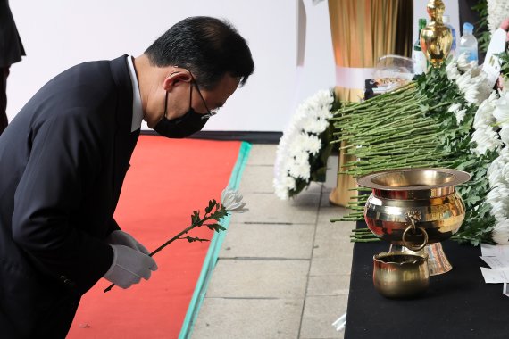 국민의힘 주호영 원내대표 등 의원들이 1일 오전 서울광장에 마련된 이태원 사고 사망자 합동 분향소에서 조문하고 있다. 2022.11.1 [공동취재]