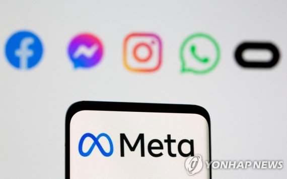 메타 로고 FILE PHOTO: The Meta logo is seen on smartphone in front of displayed logo of Facebook, Messenger, Instagram, WhatsApp, Oculus in this illustration picture taken October 28, 2021. REUTERS/Dado Ruvic/Illustration/File Photo