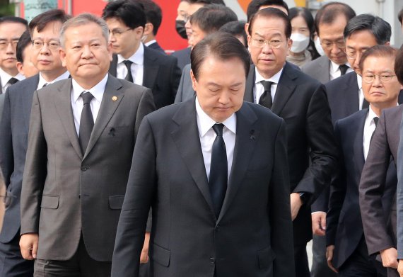 윤석열 대통령과 이상민 행정안전부 장관이 1일 오전 서울 용산구 녹사평역 광장에 설치된 이태원 사고 사망자 합동분향소를 찾아 헌화를 위해 발걸음을 옮기고 있다. /사진=뉴스1화상