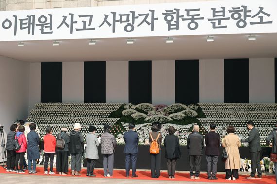 1일 서울광장에 마련된 이태원 사고 사망자 합동 분향소에서 시민들이 조문하고 있다. 사진=서동일 기자