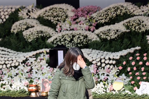 1일 서울광장에 마련된 이태원 사고 사망자 합동 분향소에서 시민들이 조문을 마친 후 눈물을 닦고 있다. 사진=서동일 기자