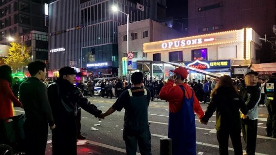 이태원 참사가 발생한 29일 밤 시민들이 인간띠를 만들어 현장 인근을 통제하고 있다.2022.10.29/뉴스1 김예원 기자ⓒ 뉴스1